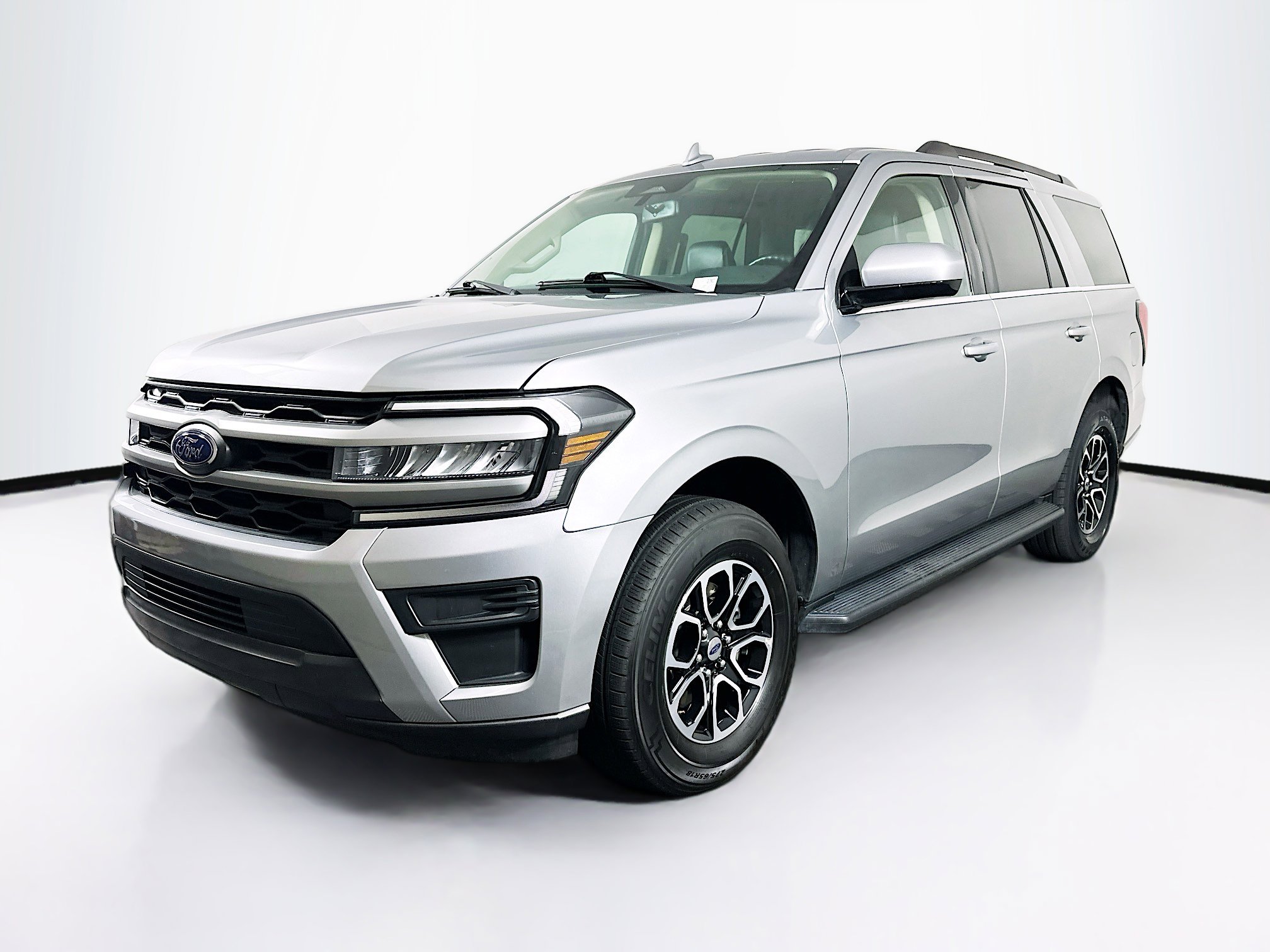 Used 2024 Ford Expedition XLT image 3