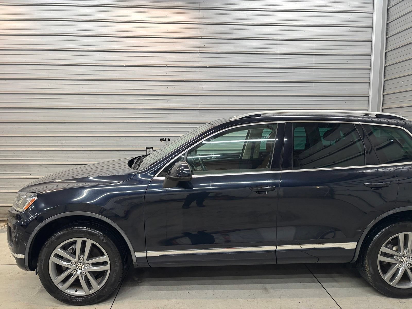 Used 2015 Volkswagen Touareg VR6 AWD/4WD image 3