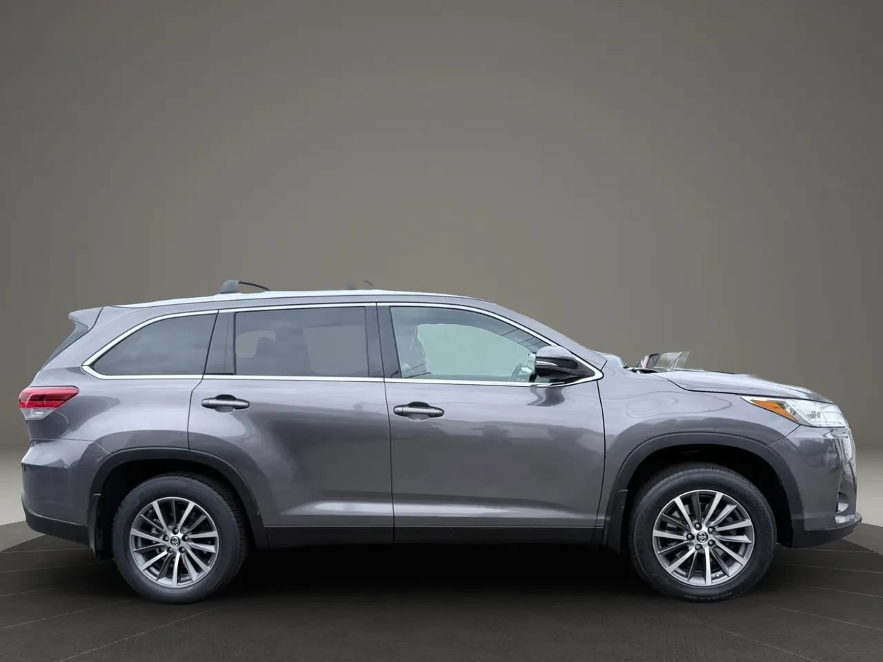 Used 2019 Toyota Highlander XLE AWD/4WD image 2