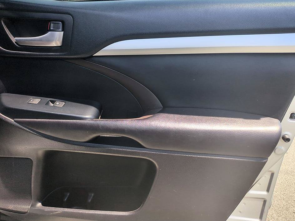 Used 2019 Toyota Highlander XLE FWD image 32