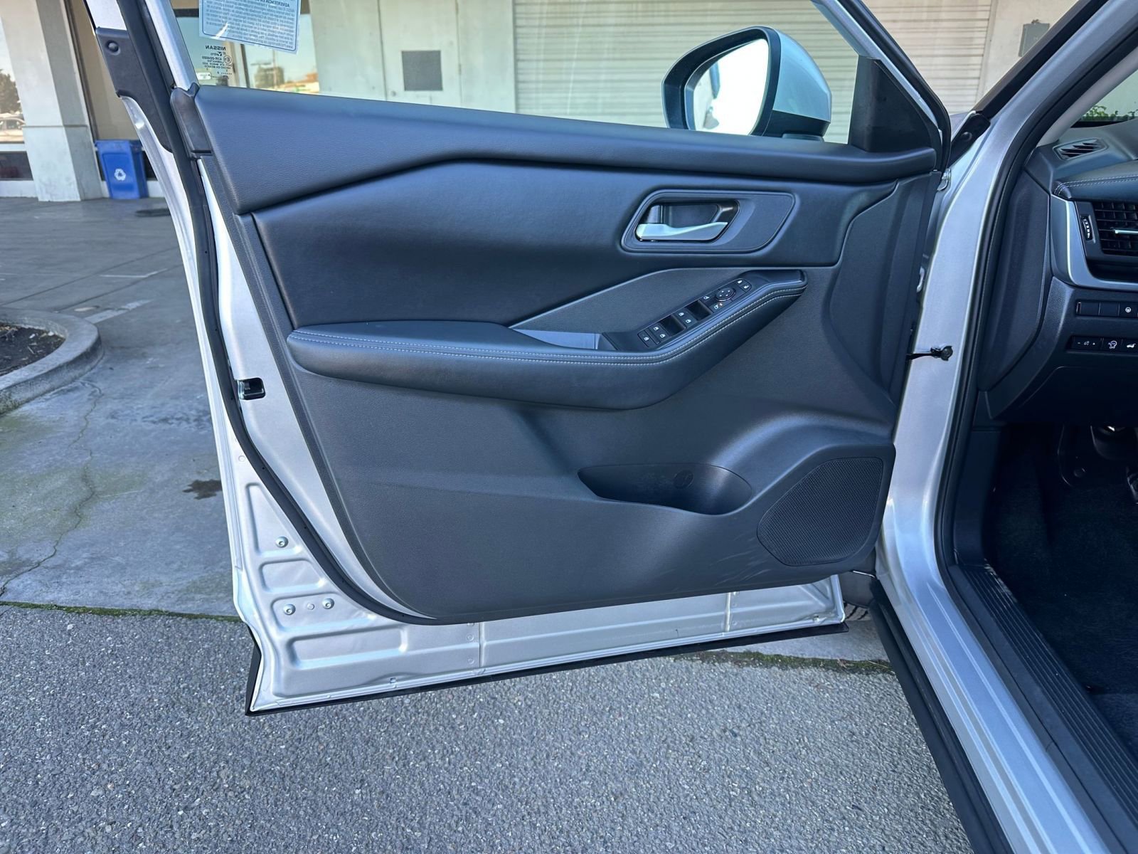 Used 2025 Nissan Rogue SV image 20