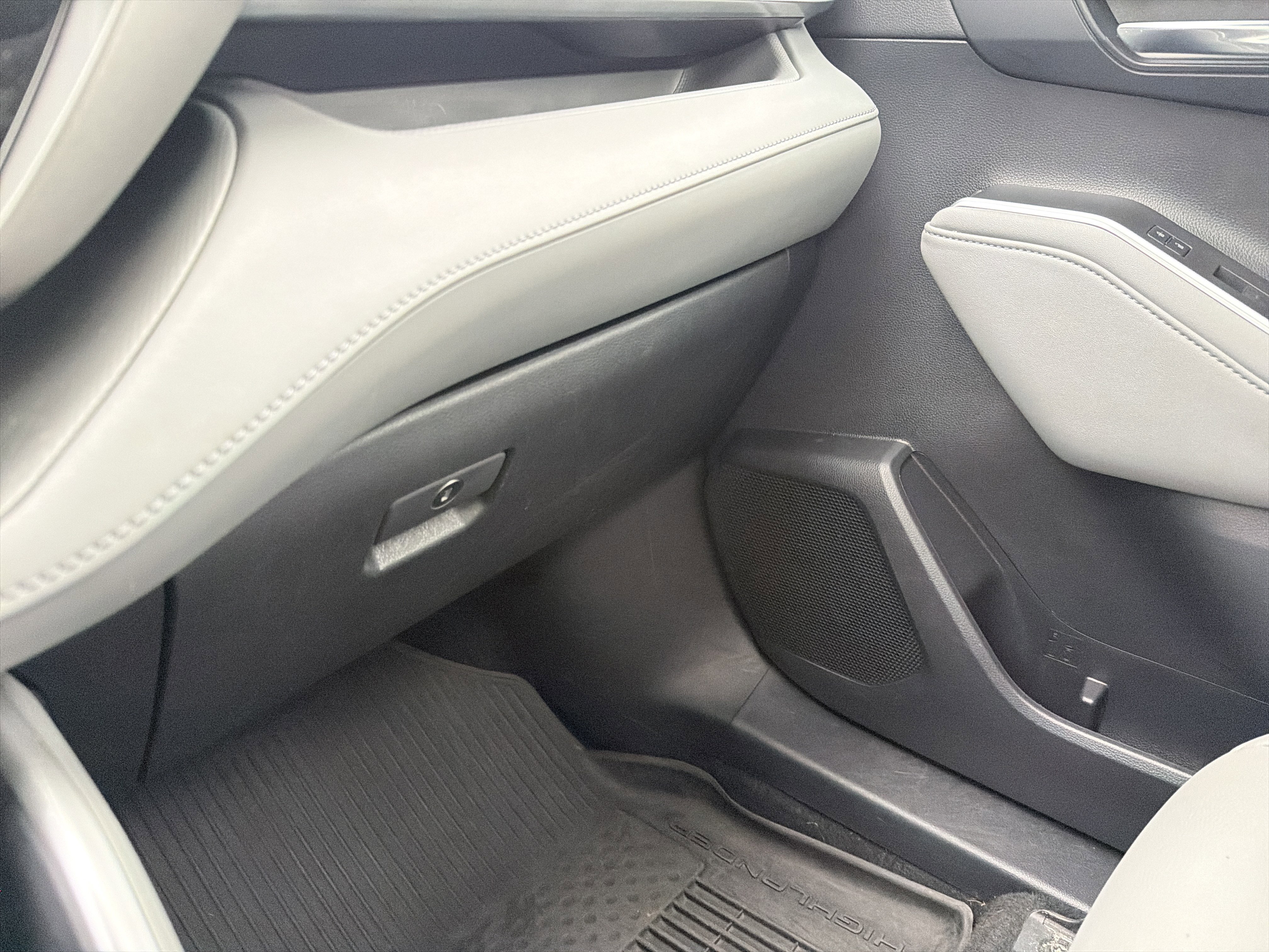 Used 2021 Toyota Highlander XLE AWD/4WD image 38