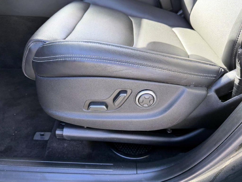 Certified 2025 Genesis GV70 2.5T AWD/4WD image 15