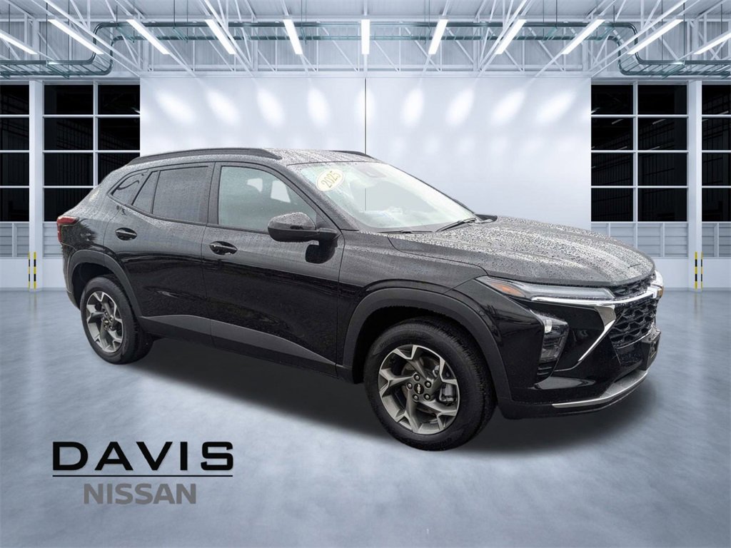 Used 2025 Chevrolet Trax LT w/ LT Convenience Package image 1