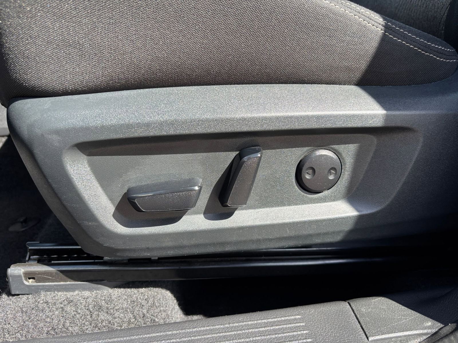 Used 2025 Nissan Rogue SV FWD image 22