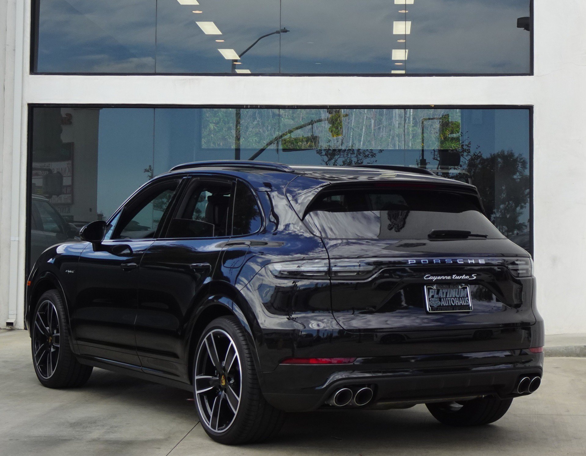 Used 2023 Porsche Cayenne Turbo S AWD/4WD image 5