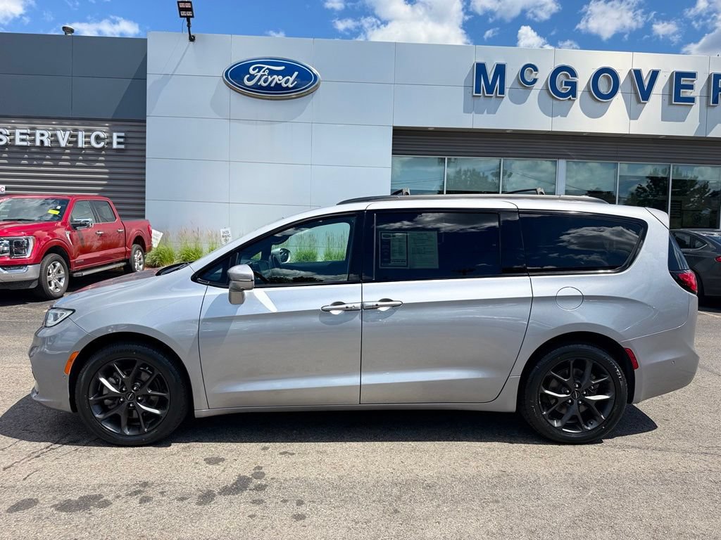 Used 2021 Chrysler Pacifica Limited w/ Uconnect Theater Family Group AWD/4WD image 4