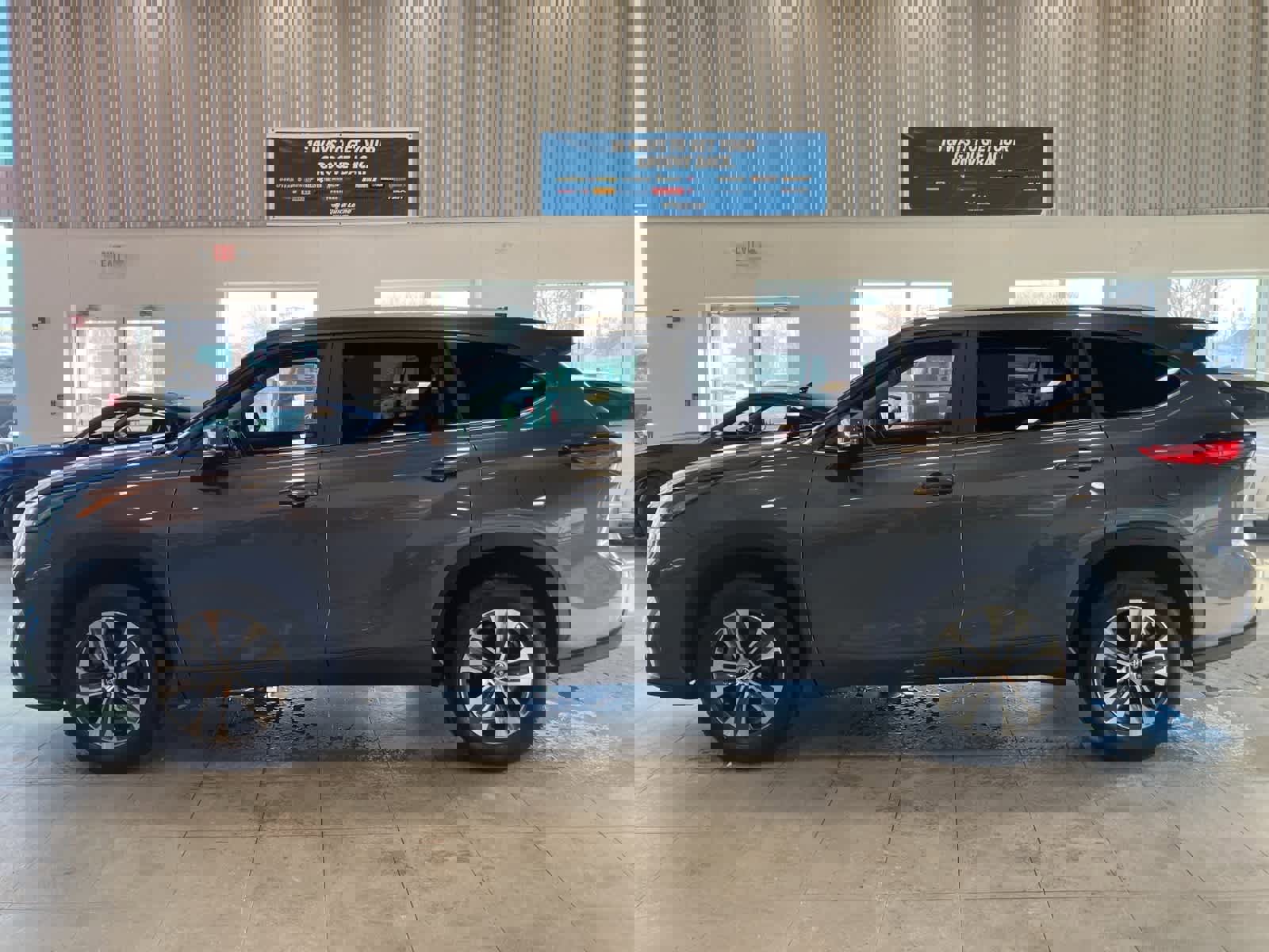 Used 2023 Toyota Highlander XLE image 8