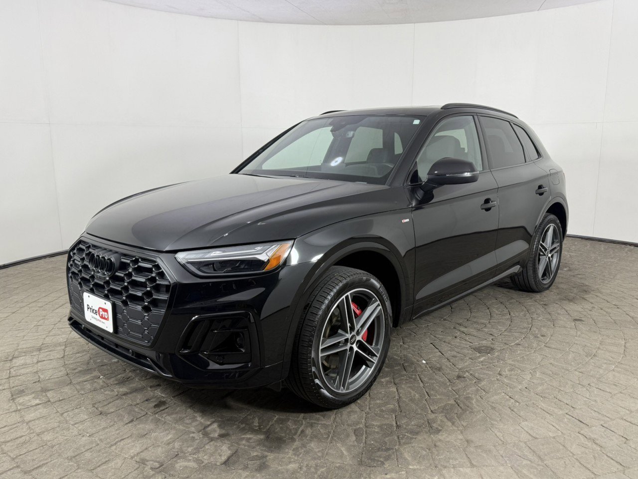 Used 2025 Audi Q5 e Premium Plus w/ Premium Plus Package image 3