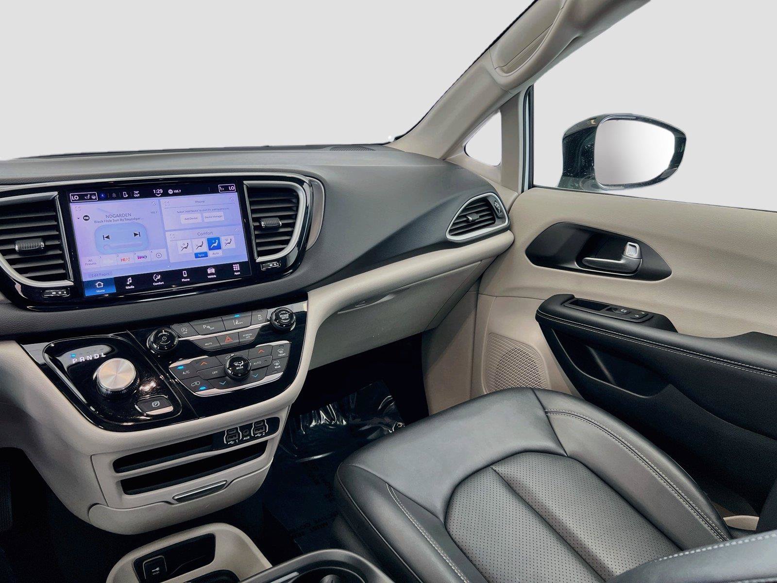 Used 2024 Chrysler Pacifica Touring-L FWD image 23
