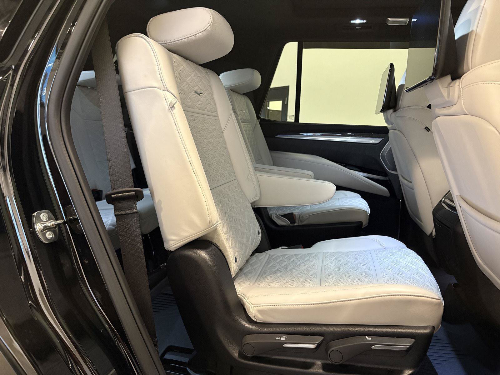 Used 2026 Cadillac Escalade V w/ LPO, ONYX Package AWD/4WD image 44