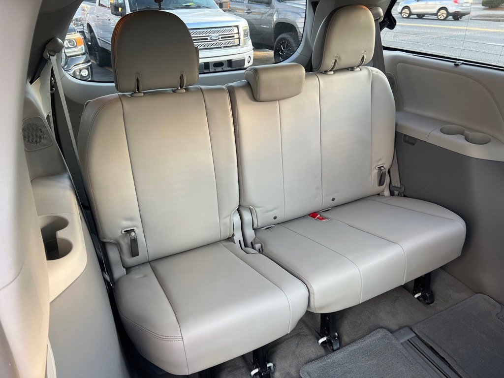 Used 2014 Toyota Sienna Limited w/ Limited Premium Package image 18
