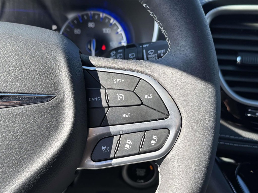 Used 2025 Chrysler Pacifica Select image 21