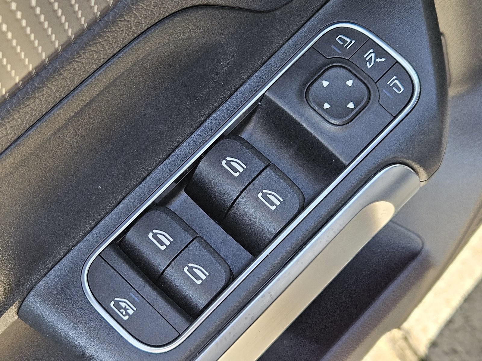 Used 2021 Mercedes-Benz GLB 250 w/ Premium Package image 25