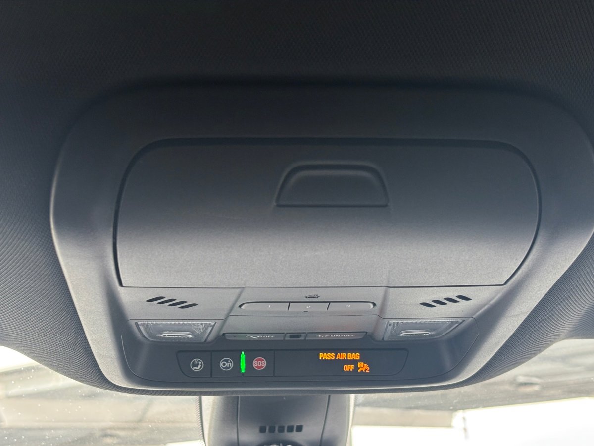 Used 2023 Buick Enclave Essence image 7