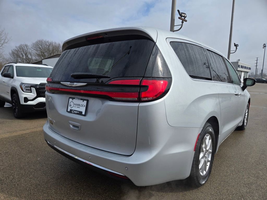 Used 2024 Chrysler Pacifica Touring-L FWD image 5