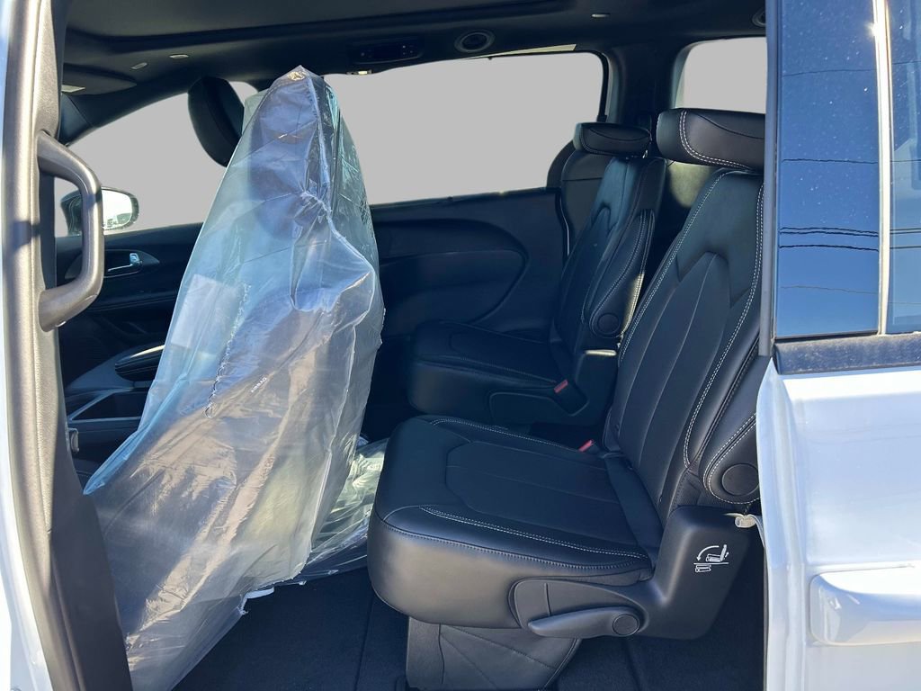 New 2026 Chrysler Pacifica Select image 5