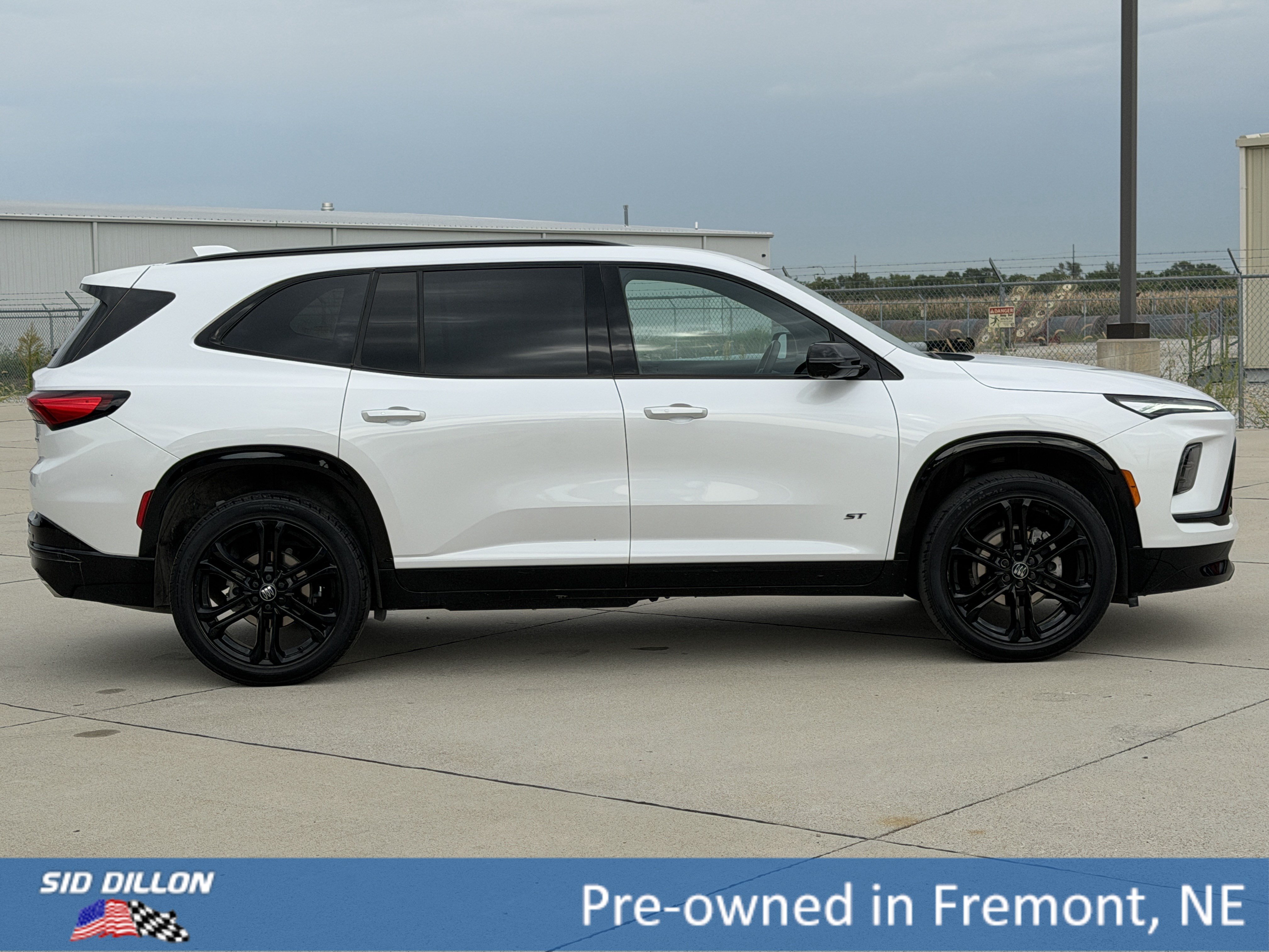 Used 2025 Buick Enclave Sport Touring w/ Power Package AWD/4WD image 3