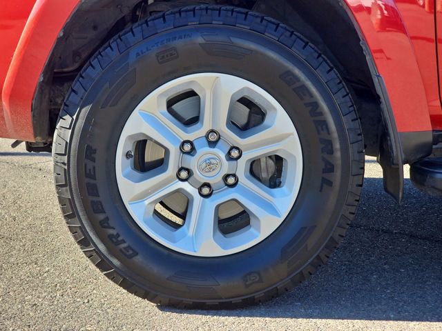 Used 2022 Toyota 4Runner SR5 AWD/4WD image 18