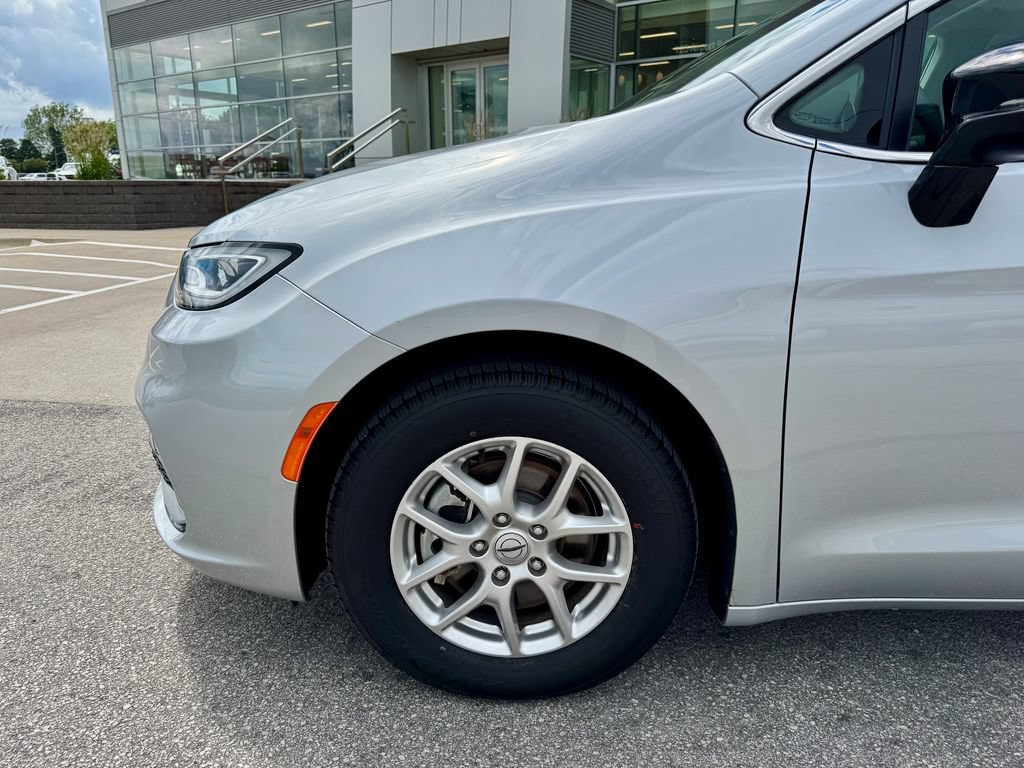 Used 2024 Chrysler Pacifica Touring-L FWD image 40