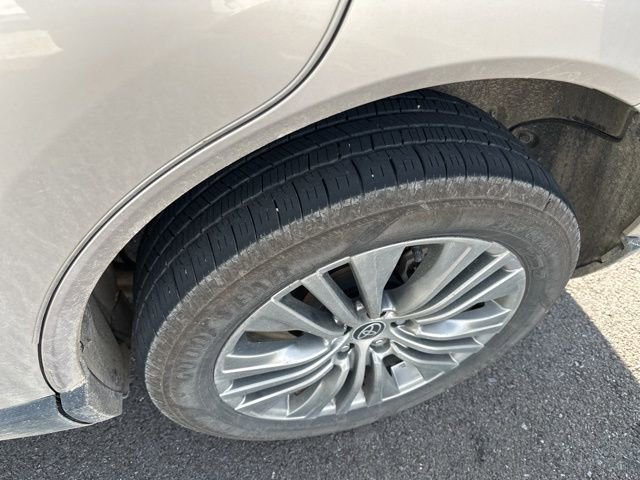 Used 2022 Toyota Venza Limited image 4
