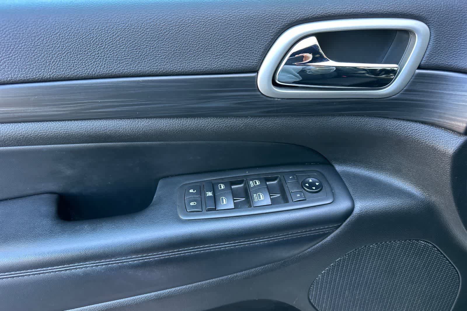 Used 2021 Jeep Grand Cherokee Laredo image 12