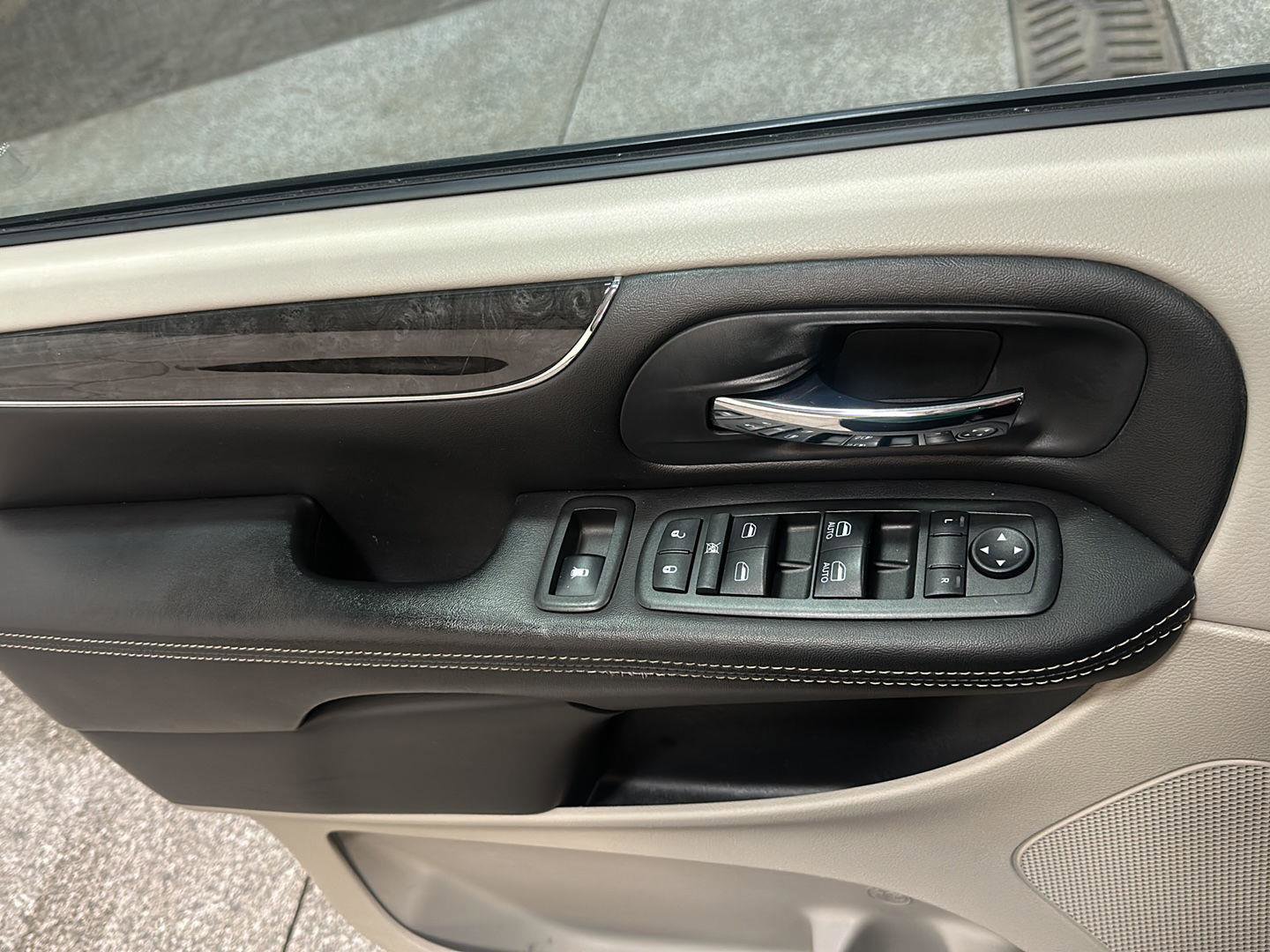 Used 2014 Chrysler Town & Country Touring-L w/ Driver Convenience Group image 17