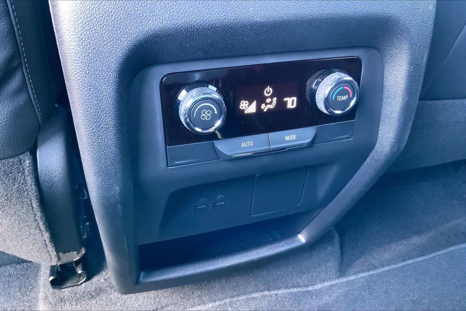Used 2025 Chevrolet Traverse LT FWD image 36