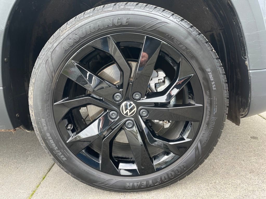Used 2023 Volkswagen Taos SE w/ Panoramic Sunroof Package FWD image 9