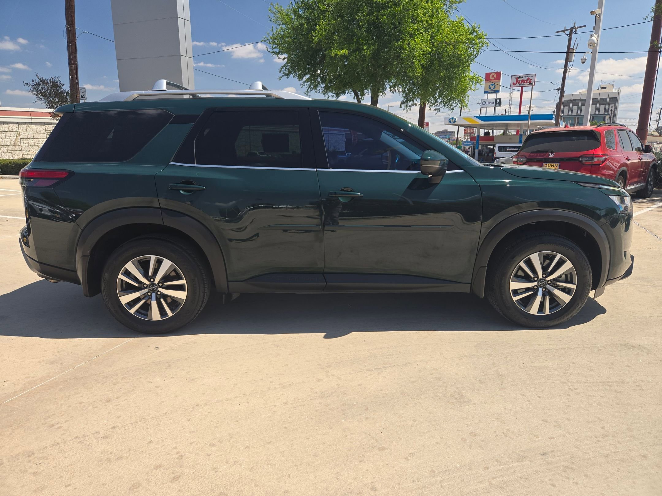 Certified 2024 Nissan Pathfinder SL FWD image 2