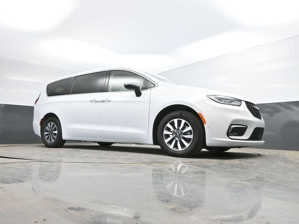 Used 2023 Chrysler Pacifica Touring-L FWD image 31