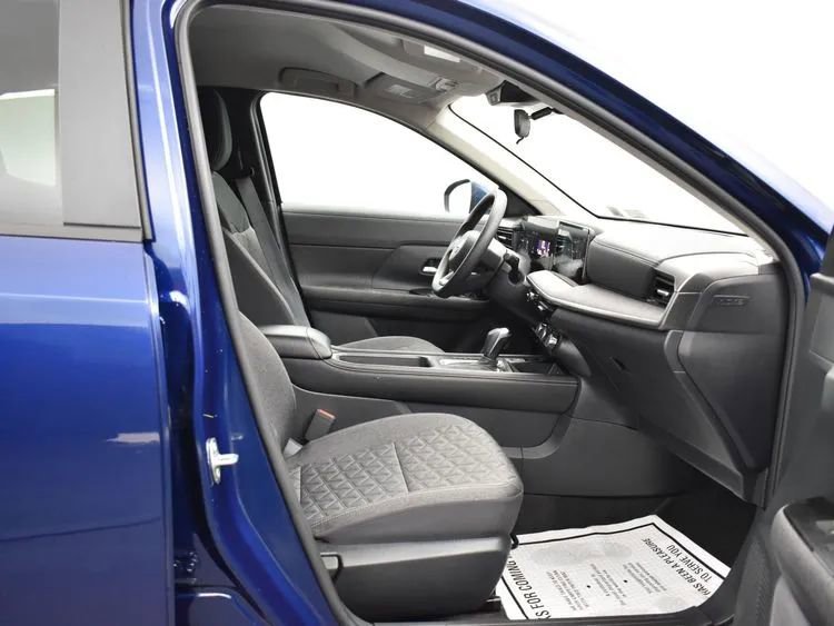 Used 2025 Nissan Kicks SV AWD/4WD image 17