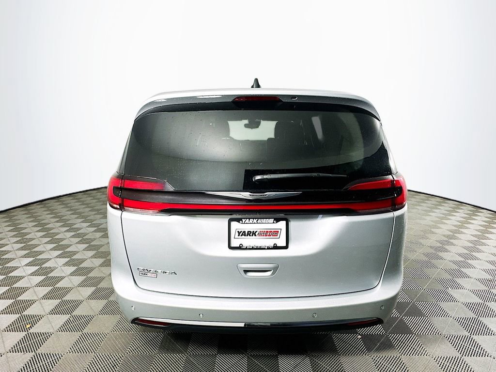 Certified 2024 Chrysler Pacifica Touring-L image 9
