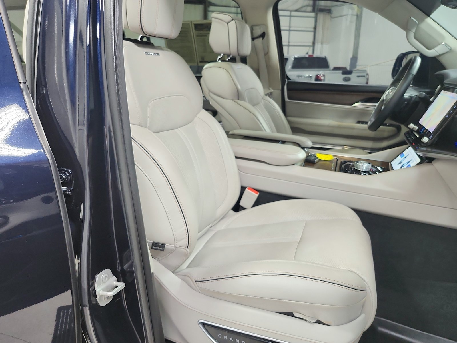 Used 2023 Jeep Grand Wagoneer L Series II w/ Convenience Group III AWD/4WD image 50