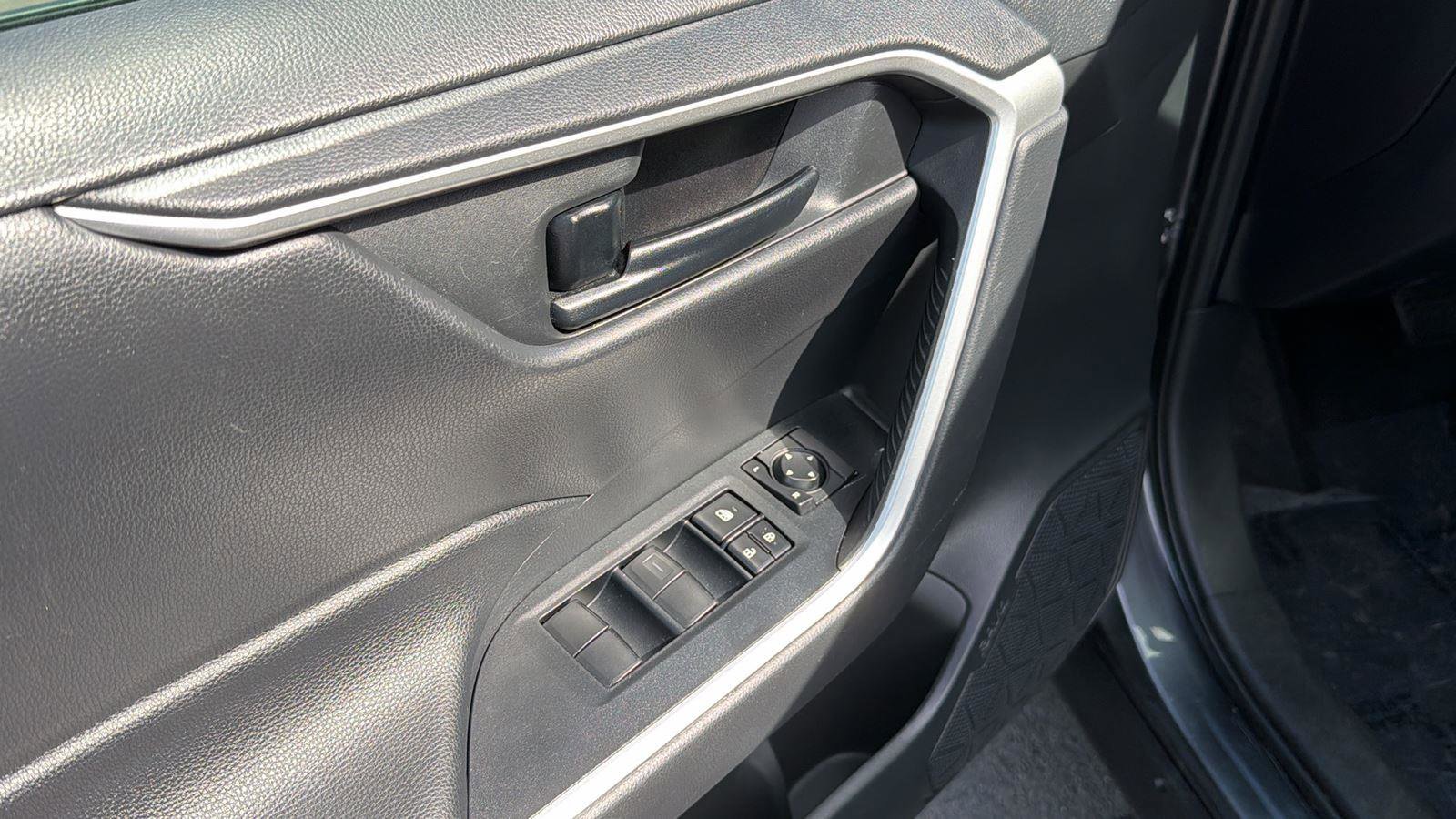 Used 2019 Toyota RAV4 LE image 14