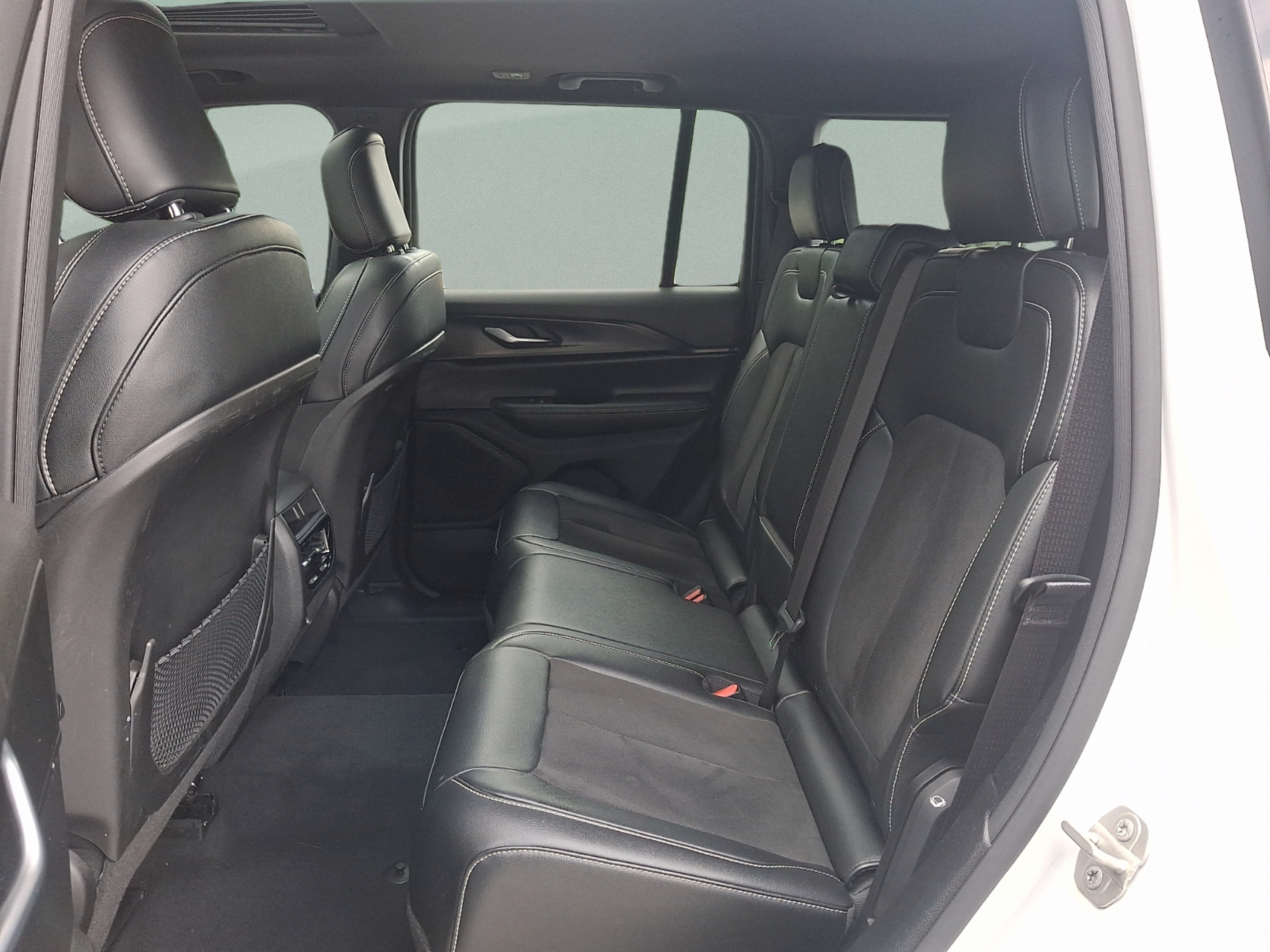 Used 2023 Jeep Grand Cherokee Altitude AWD/4WD image 10
