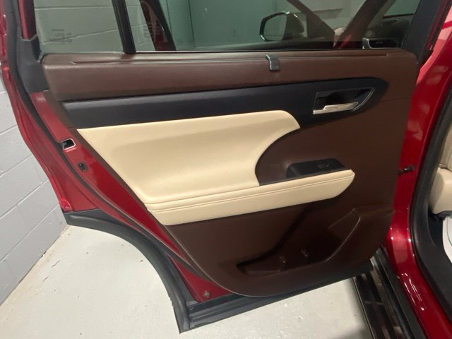 Used 2020 Toyota Highlander XLE FWD image 8