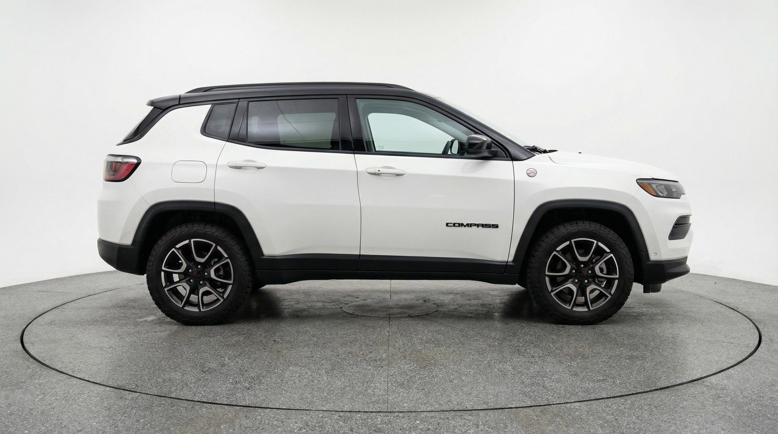 Used 2025 Jeep Compass Trailhawk image 11