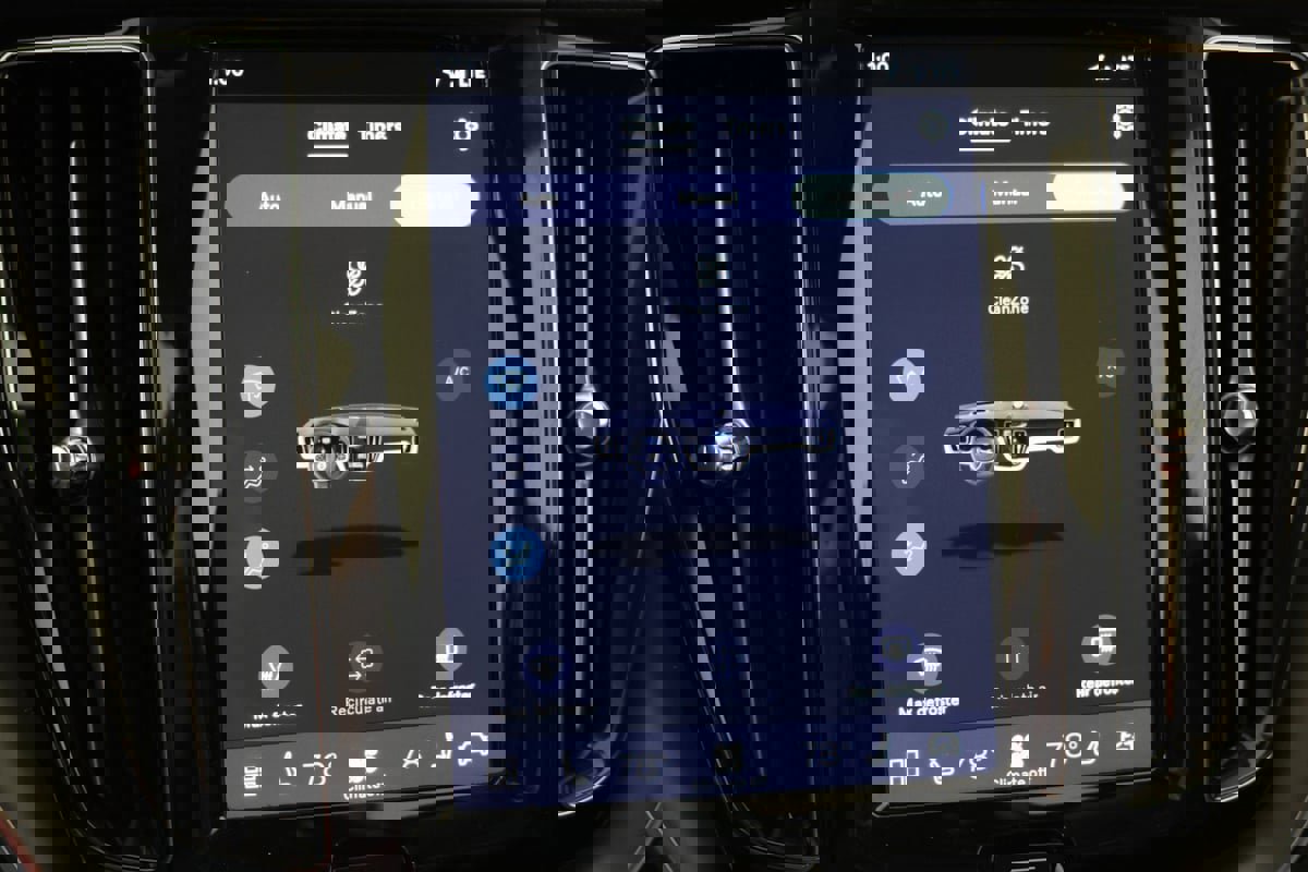 Used 2024 Volvo XC60 T8 Core image 32