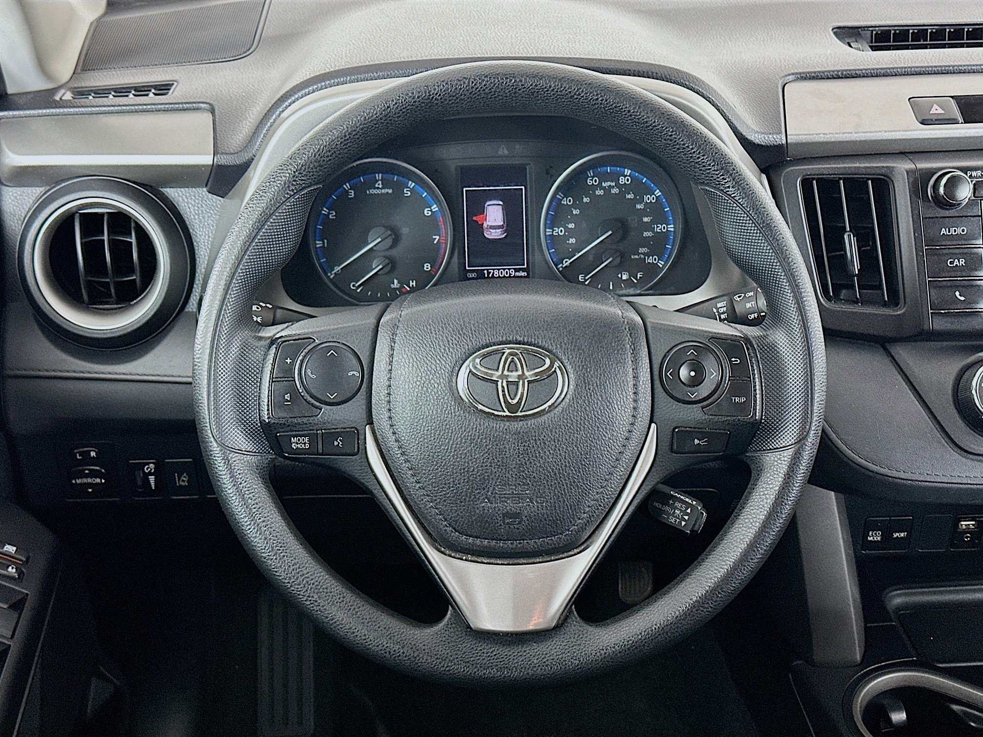 Used 2018 Toyota RAV4 LE FWD image 18