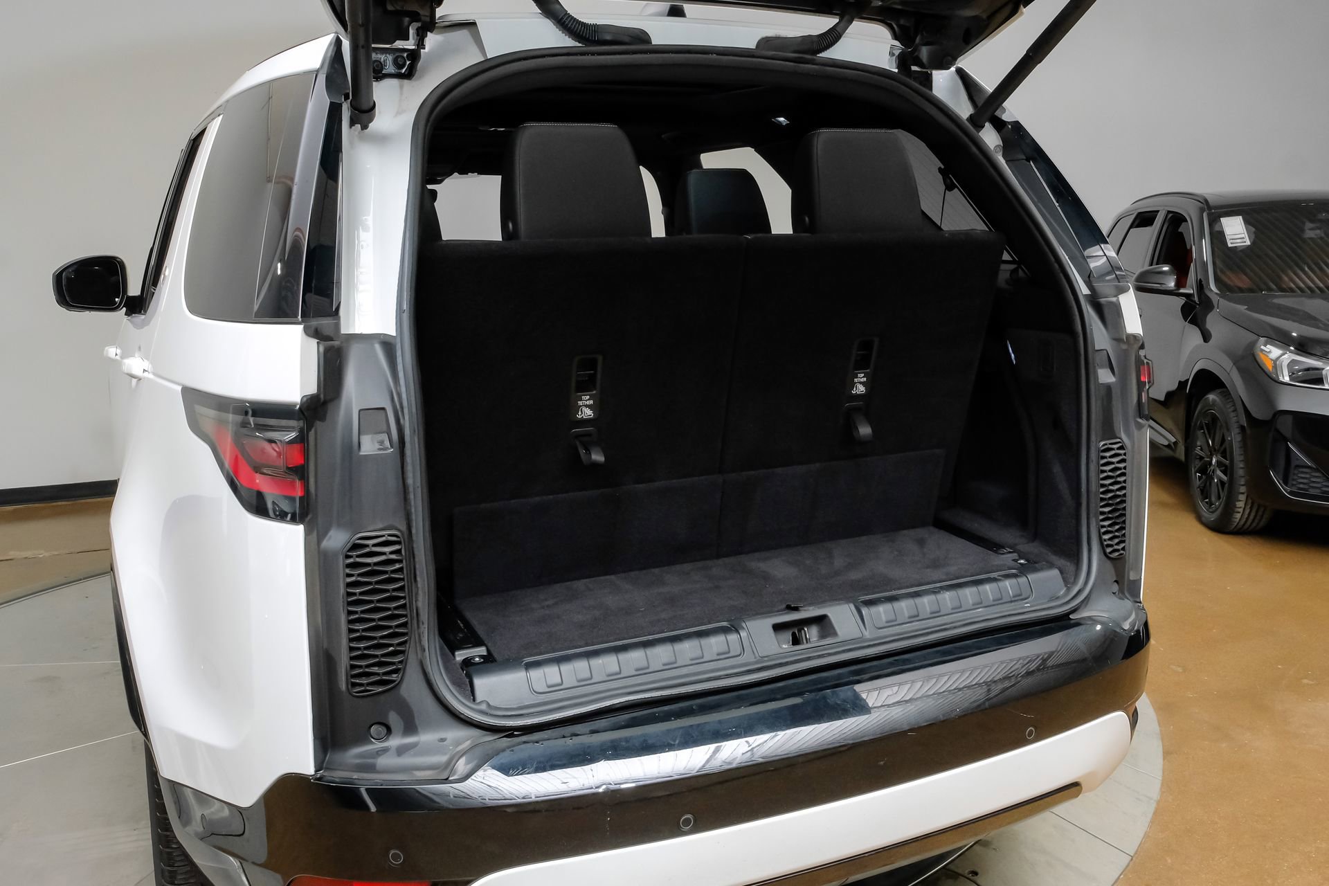 Used 2023 Land Rover Discovery S R-Dynamic image 58