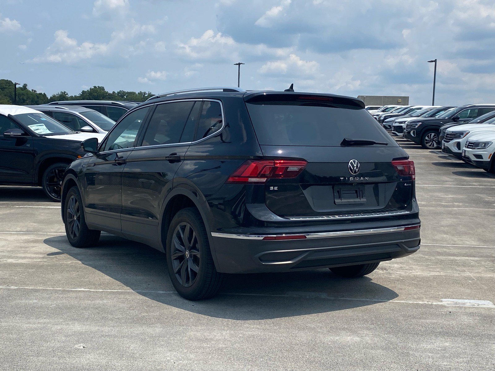 Certified 2023 Volkswagen Tiguan SE w/ Panoramic Sunroof Package AWD/4WD image 4