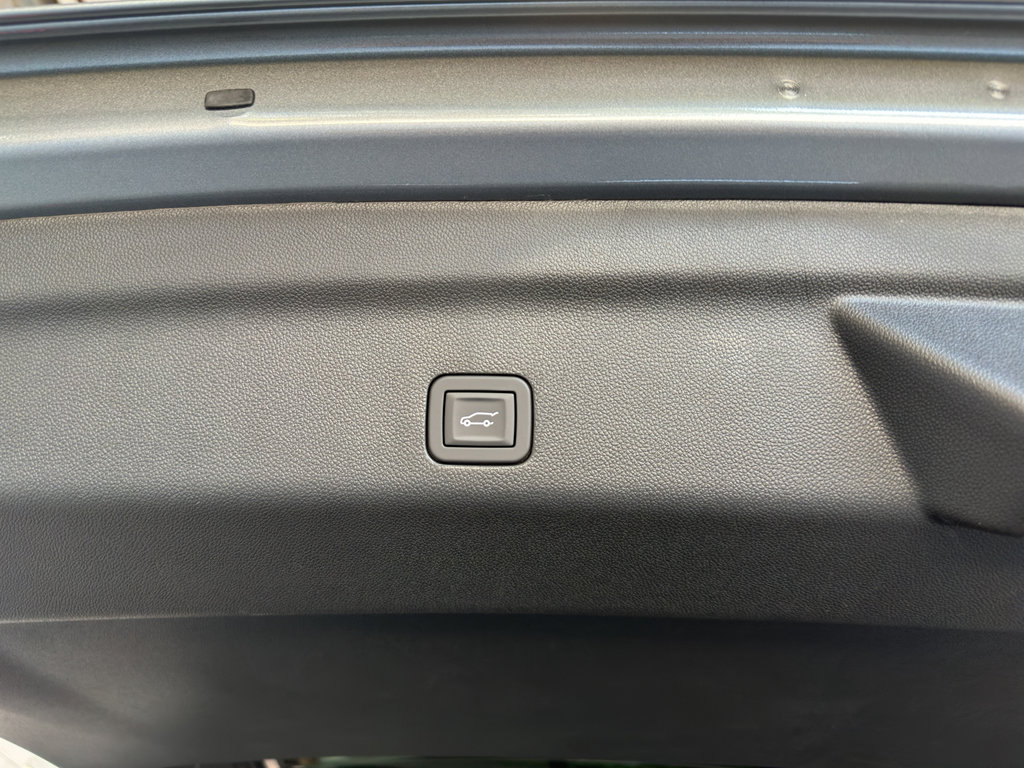 New 2025 Chevrolet Suburban Premier image 32