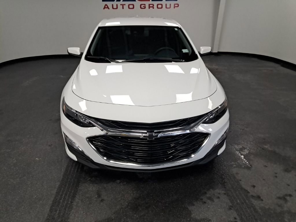 Used 2025 Chevrolet Malibu RS FWD image 2