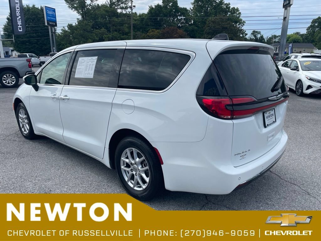 Used 2023 Chrysler Pacifica Touring-L FWD image 43