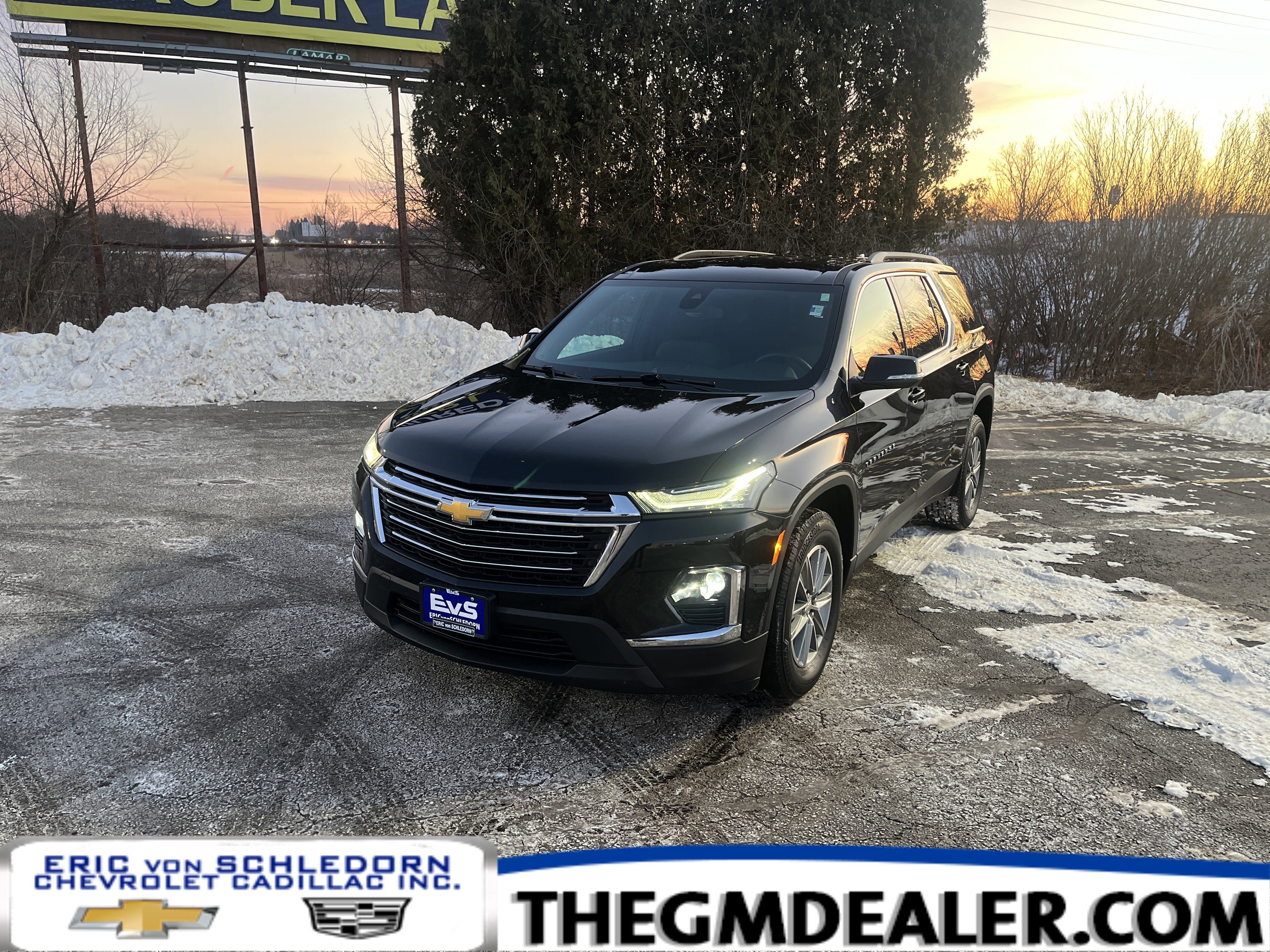 Used 2023 Chevrolet Traverse LT image 1