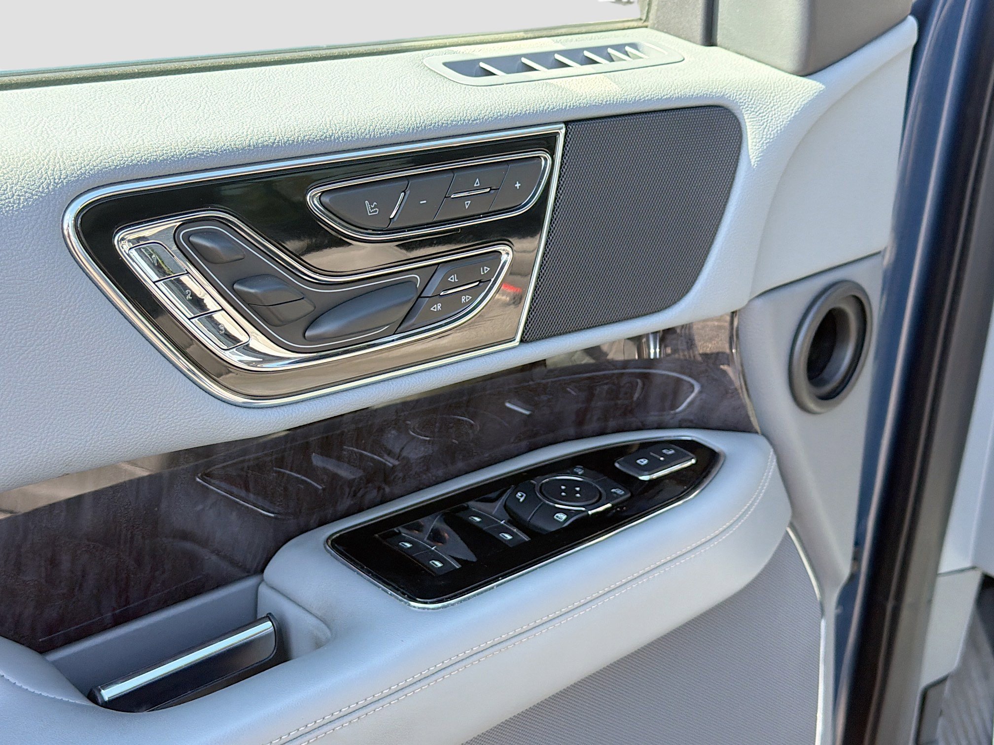 Certified 2019 Lincoln Navigator L Reserve AWD/4WD image 18