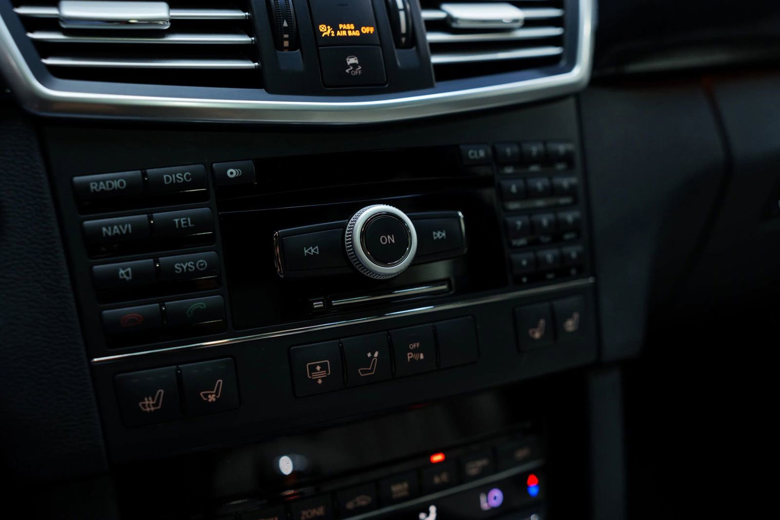 Used 2010 Mercedes-Benz E 550 4MATIC Sedan image 38