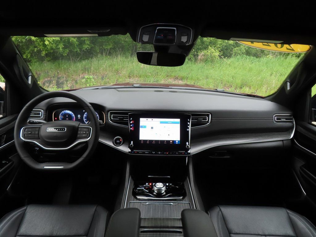 Certified 2024 Jeep Wagoneer L Series II w/ Flexible Seating Group image 4