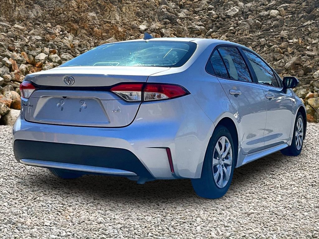 Used 2022 Toyota Corolla LE image 2
